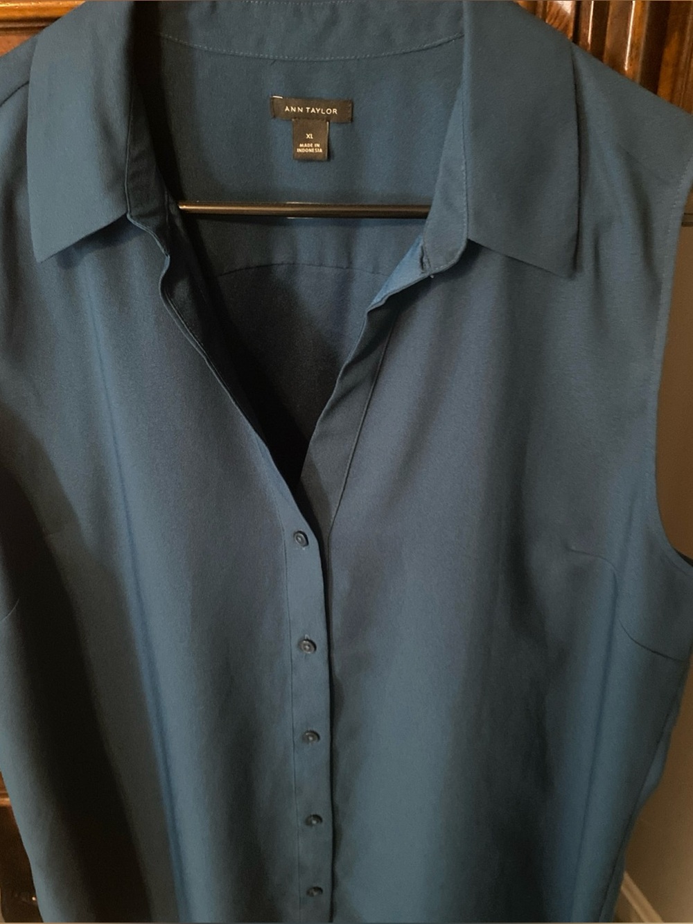 Ann Taylor Essentials Teal Sleeveless Button Up Blouse.